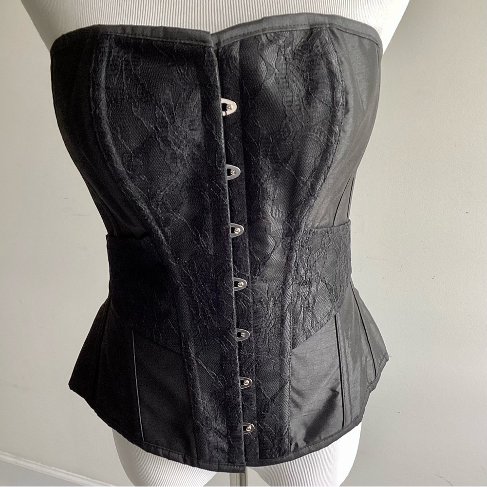 NWT  Beautiful Corset Story corset. Black with lace detail. UK SZ 12. US SZ 10